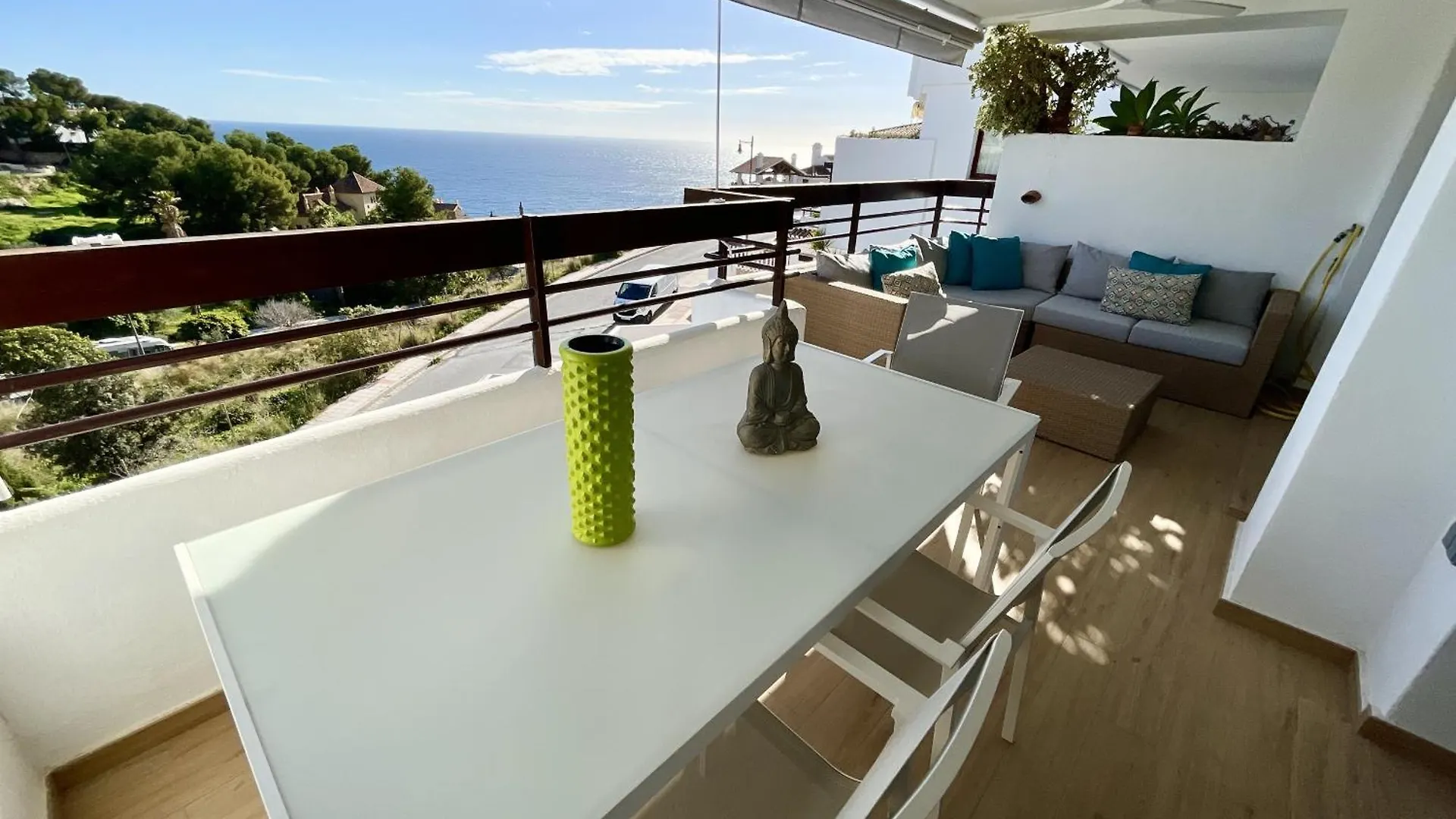 Beautiful 2 Bed Apartment With Stunning Pool location